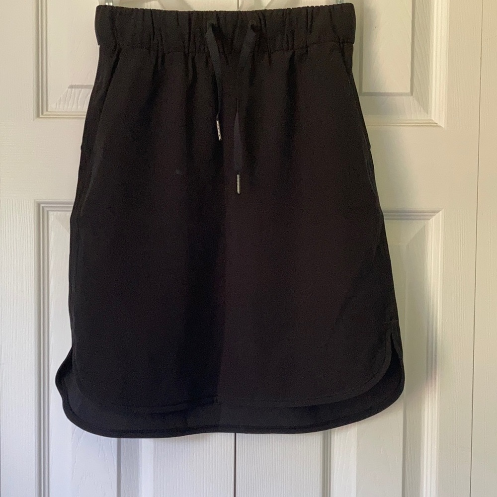 Lululemon On The Fly Black Skirt Size: 2